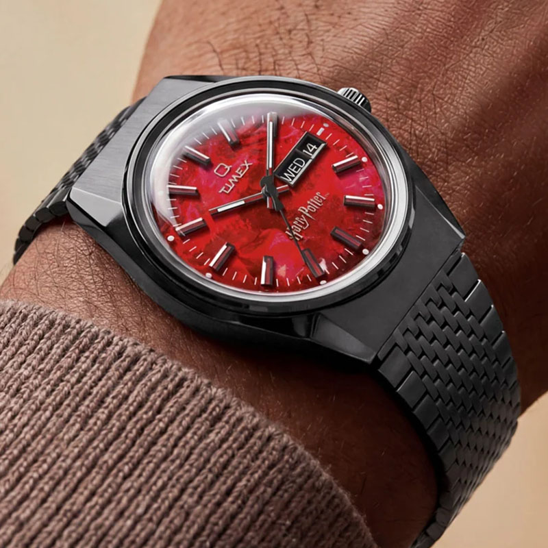 Timex Harry Potter x Q Timex Sorcerer's Stone TW2Y99700 - zegarek z czerwoną tarczą na nadgarstku