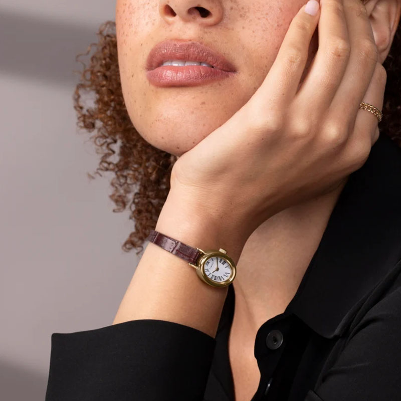 Timex Cavatina TW2W78500 - elegancki zegarek z białą tarczą na nadgarstku