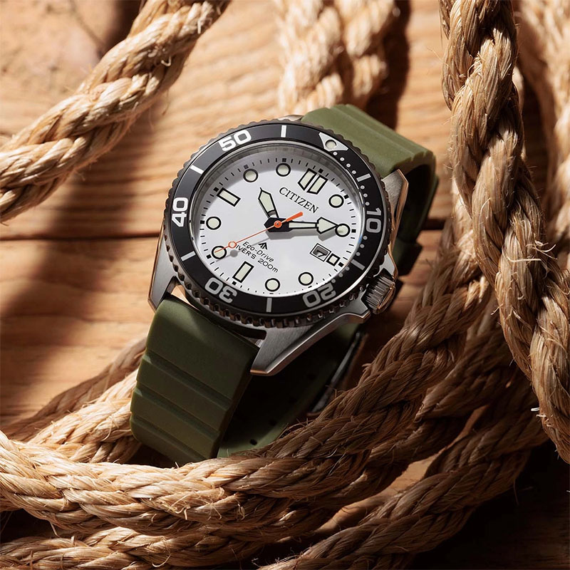 Citizen Promaster Eco-Drive Diver 200M BN0265-00A - biała tarcza indeksami i oknem datownika oraz kontrastującą pomarańczową wskazówką sekudnika