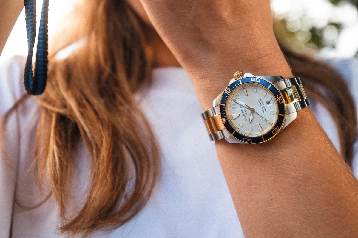 Certina DS Action Ebba Andersson Limited Edition na nadgarstku - złota koperta 34,5 mm z niebieską lunetą