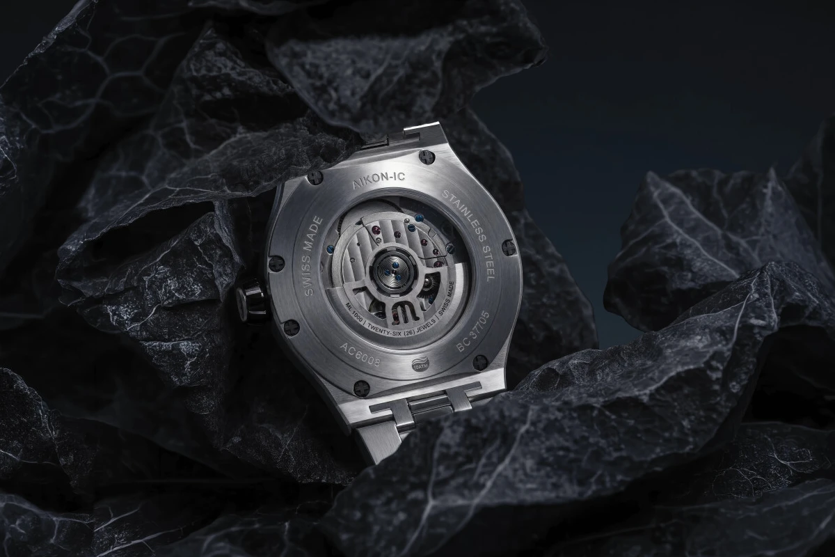Dekiel Maurice Lacroix AIKON-IC Frozen Carbon z widocznym kalibrem ML1000