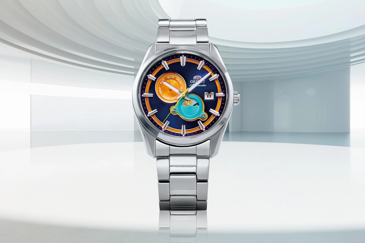 Orient Stretto Day and Night RA-AK0316L — wielokolorowa tarcza ze wskaźnikiem dnia i nocy przedstawiającym słońce i księżyc