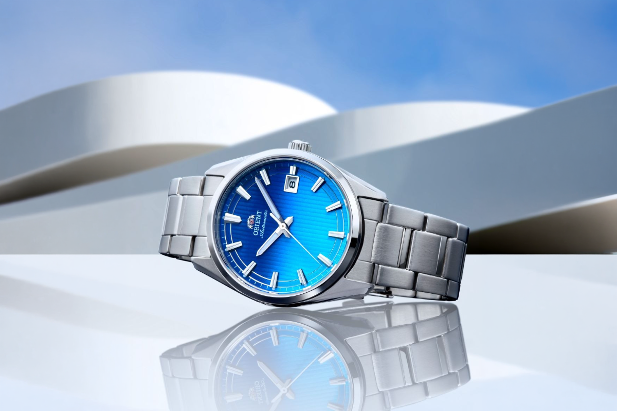 Orient Stretto Date edycja limitowana RA-AC0R09L z niebieską tarczą z przejściem tonalnym i tłoczonym wzorem