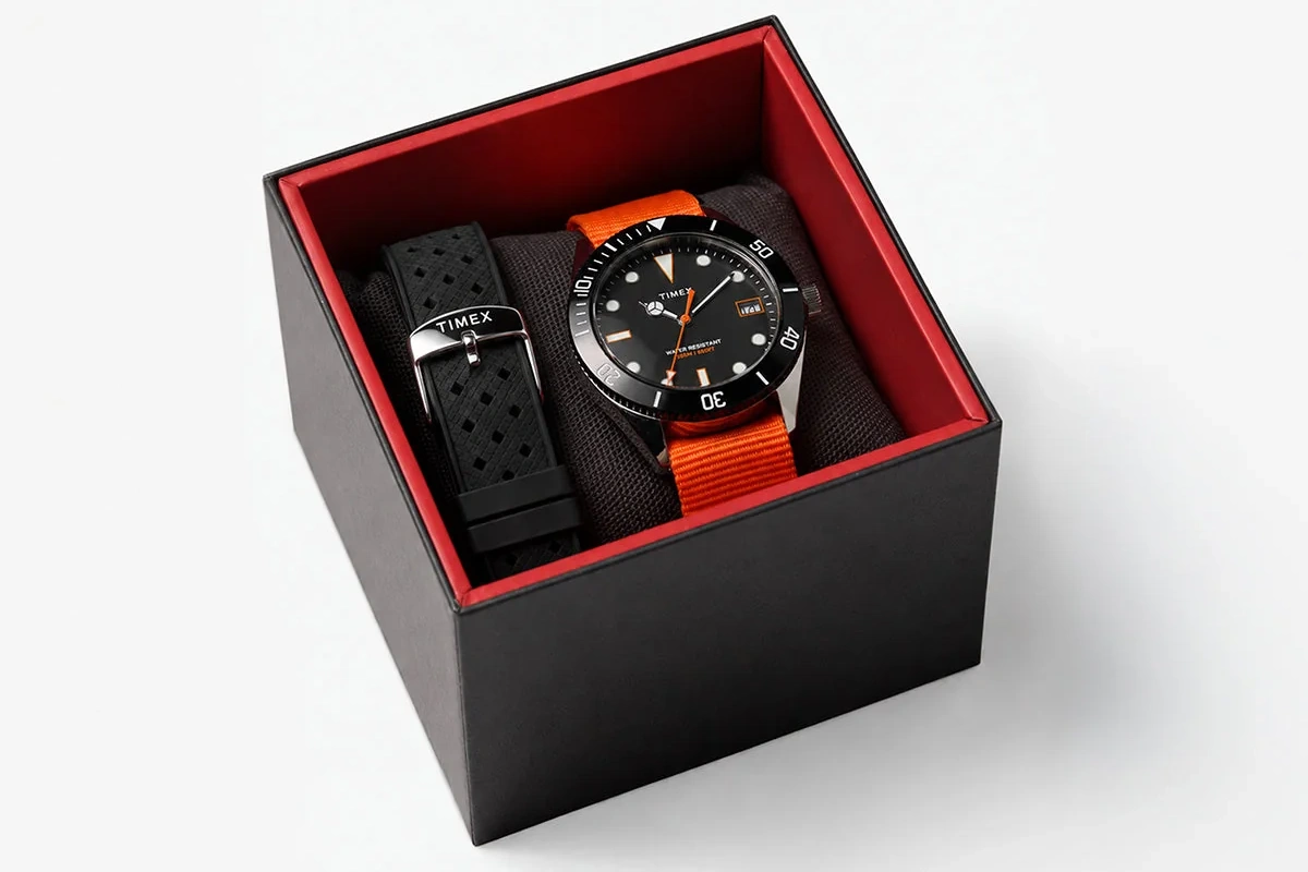 Zestaw prezentowy Timex Heritage 66 TWG069200 - zegarek w pudełku z pomarańczowym paskiem materiałowym i czarnym paskiem gumowym