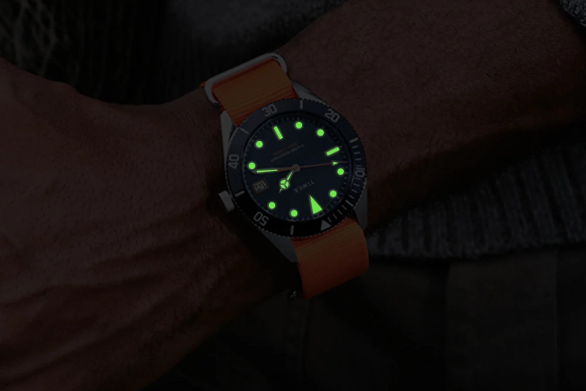 Tarcza Timex Heritage 66 TWG069200 świecąca w ciemności - wskazówki i indeksy z lumą Super-LumiNova